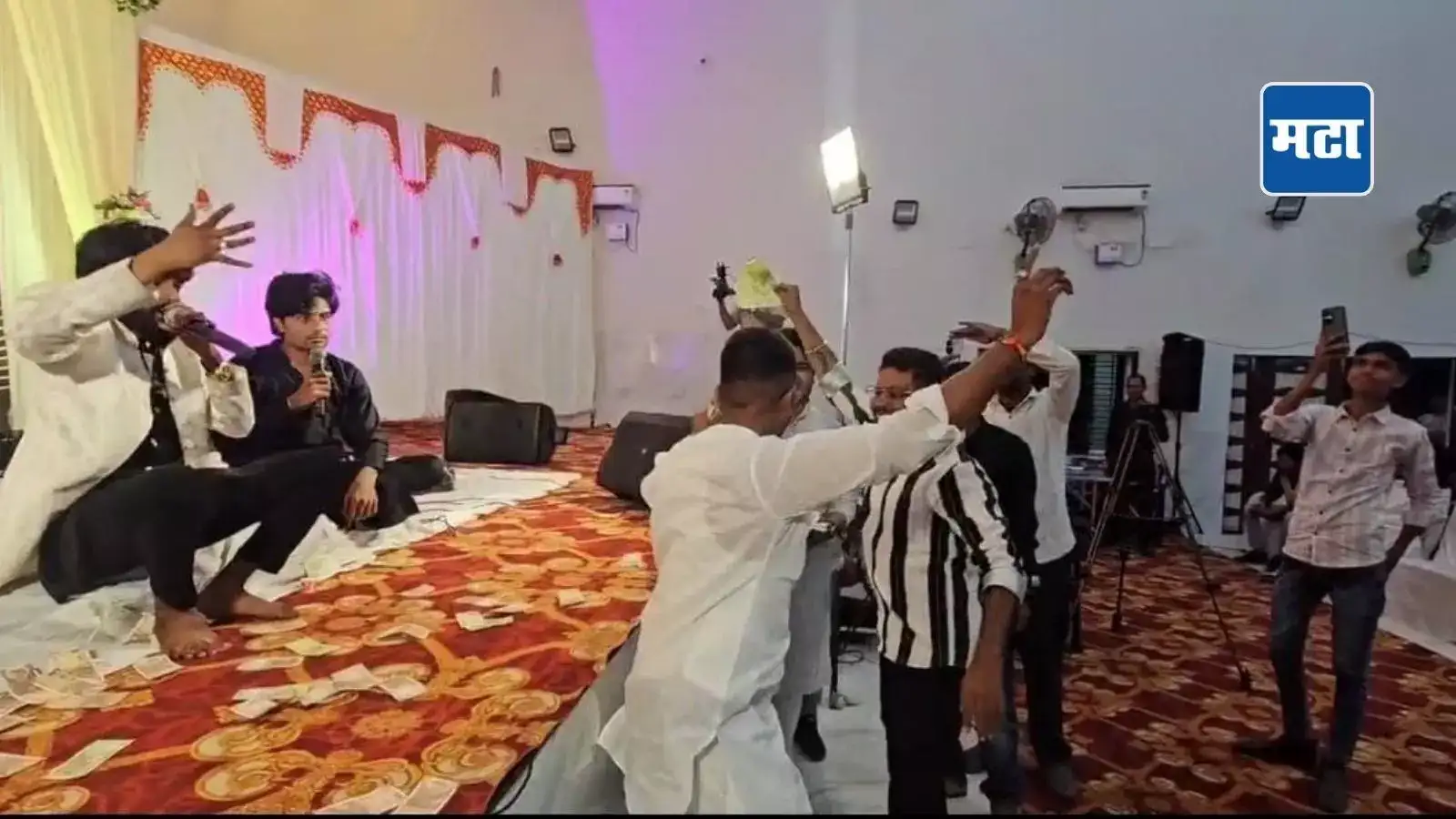 Jalgaon News: दिवाळी सेलिब्रेशनचा अतिउत्साह महागात पडला, कंबरेला पिस्तूल लावत पैशांची उधळण करणाऱ्या तरुणावर गुन्हा दाखल Jalgaon News: दिवाळी सेलिब्रेशनचा अतिउत्साह महागात पडला, कंबरेला पिस्तूल लावत पैशांची उधळण करणाऱ्या तरुणावर गुन्हा दाखल