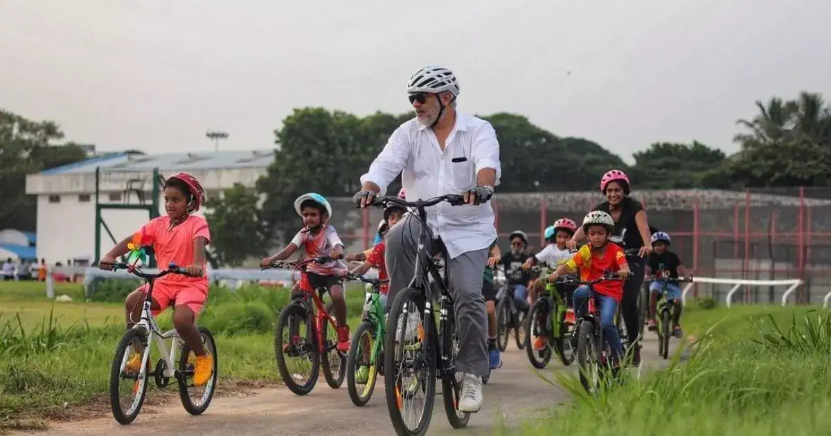 சென்னையில் பள்ளிக் குழந்தைகளுடன் சைக்கிளிங் சென்ற அஜித் குமார்: வைரல் வீடியோ 