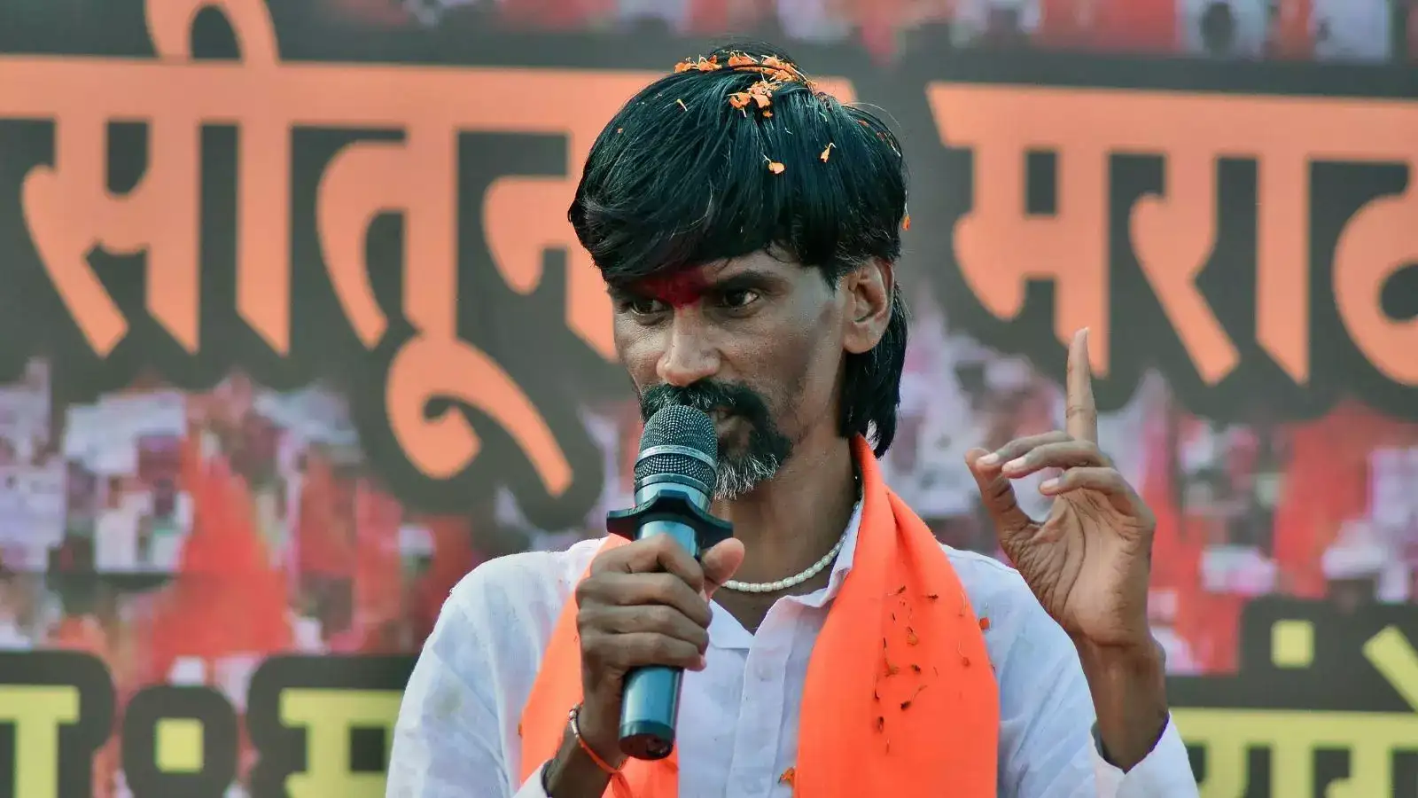 ‘कोणाचाही बाप आडवा येऊ दे’, मनोज जरांगे पाटील यांनी शड्डू ठोकला ‘कोणाचाही बाप आडवा येऊ दे’, मनोज जरांगे पाटील यांनी शड्डू ठोकला