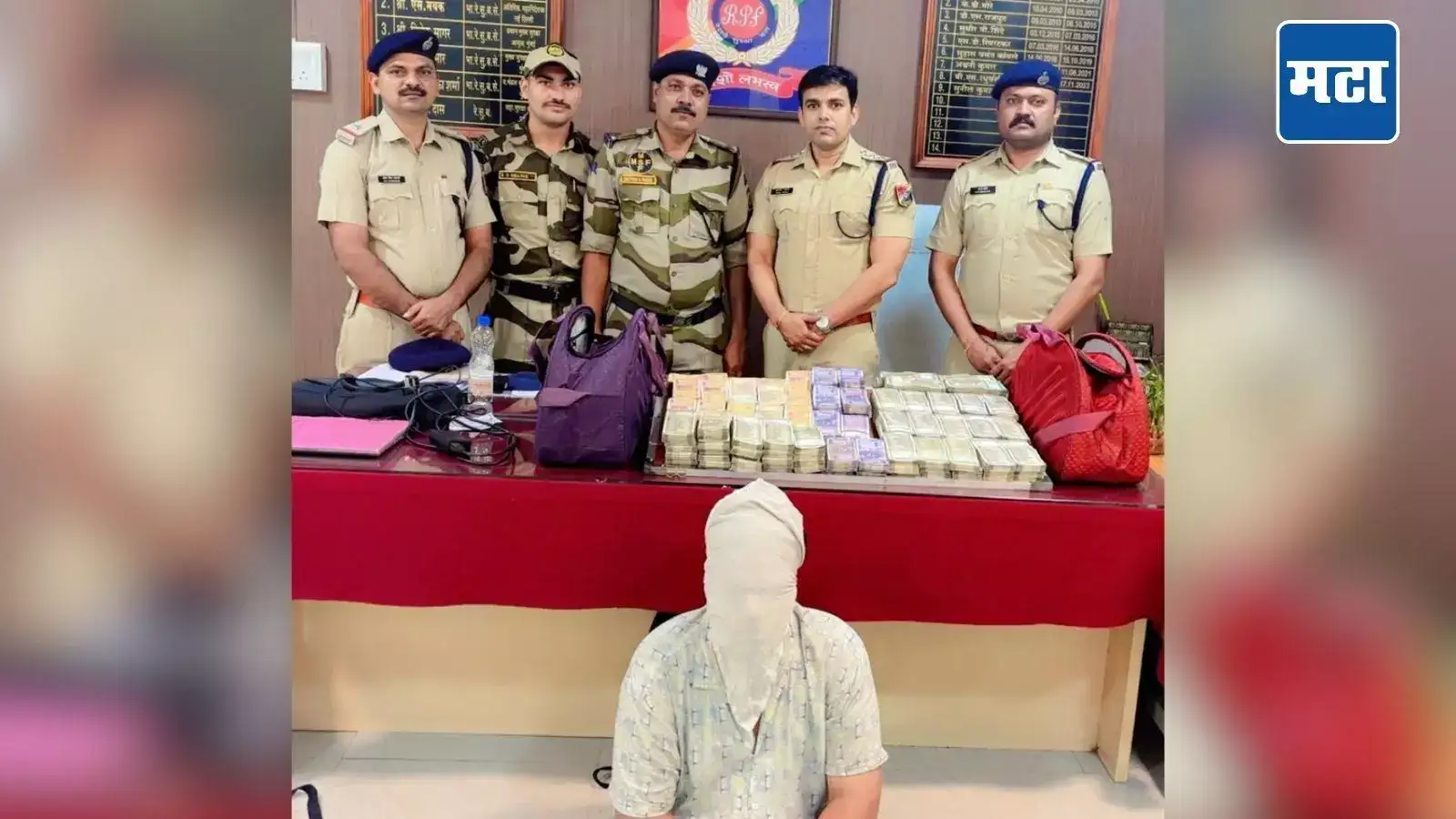 पुणे रेल्वे स्थानकात गुजरातच्या तरुणाकडे संशयास्पद बॅग दिसली; तपासणी करताच पोलिसांच्या हाती लागलं घबाड पुणे रेल्वे स्थानकात गुजरातच्या तरुणाकडे संशयास्पद बॅग दिसली; तपासणी करताच पोलिसांच्या हाती लागलं घबाड