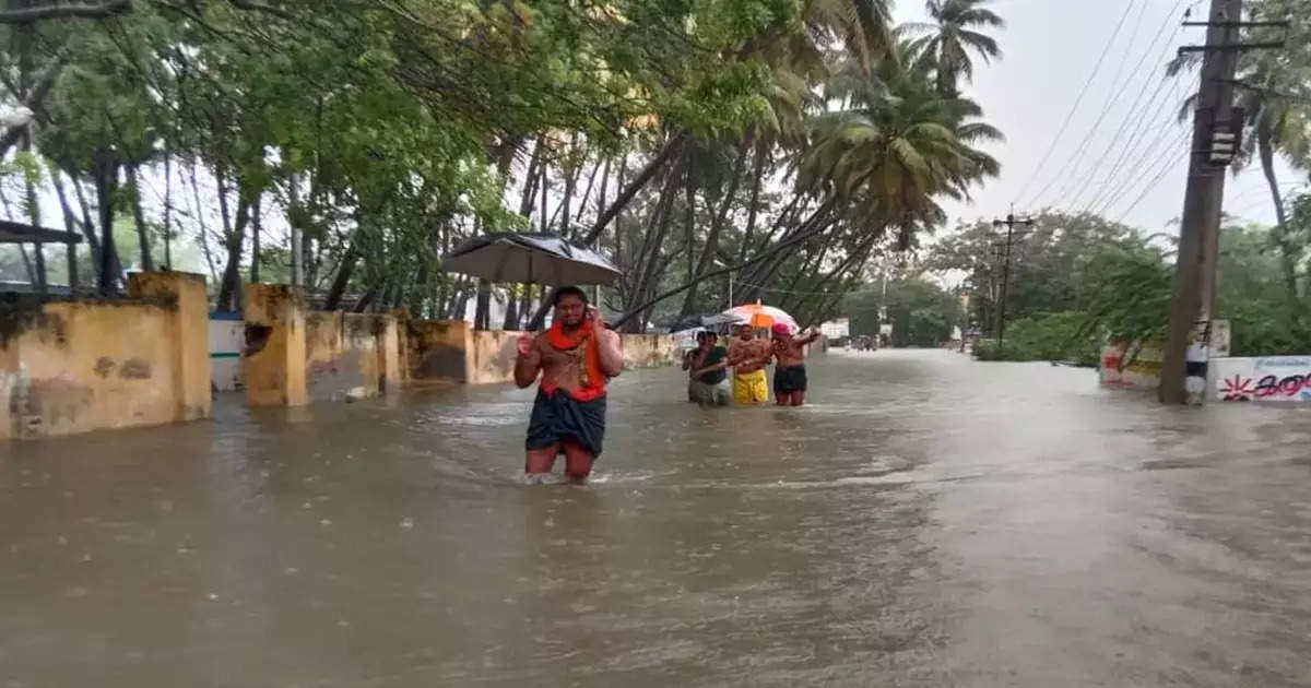 Southern Tamil Nadu hit by floods;  Many houses were destroyed, about 7,500 people in camps;  Today is a holiday for two districts