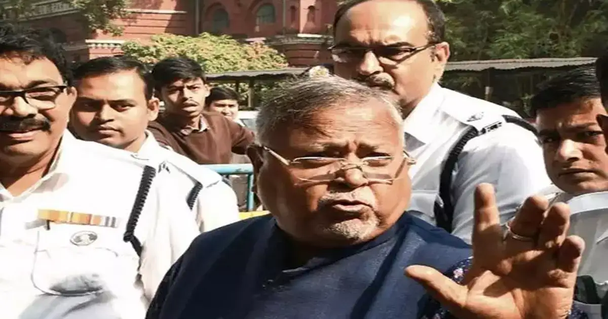 Partha Chatterjee News : জেলের মধ্যে ১০ কেজি ঝরতেই পার্থর হাত থেকে খোলা গেছে আংটি!
