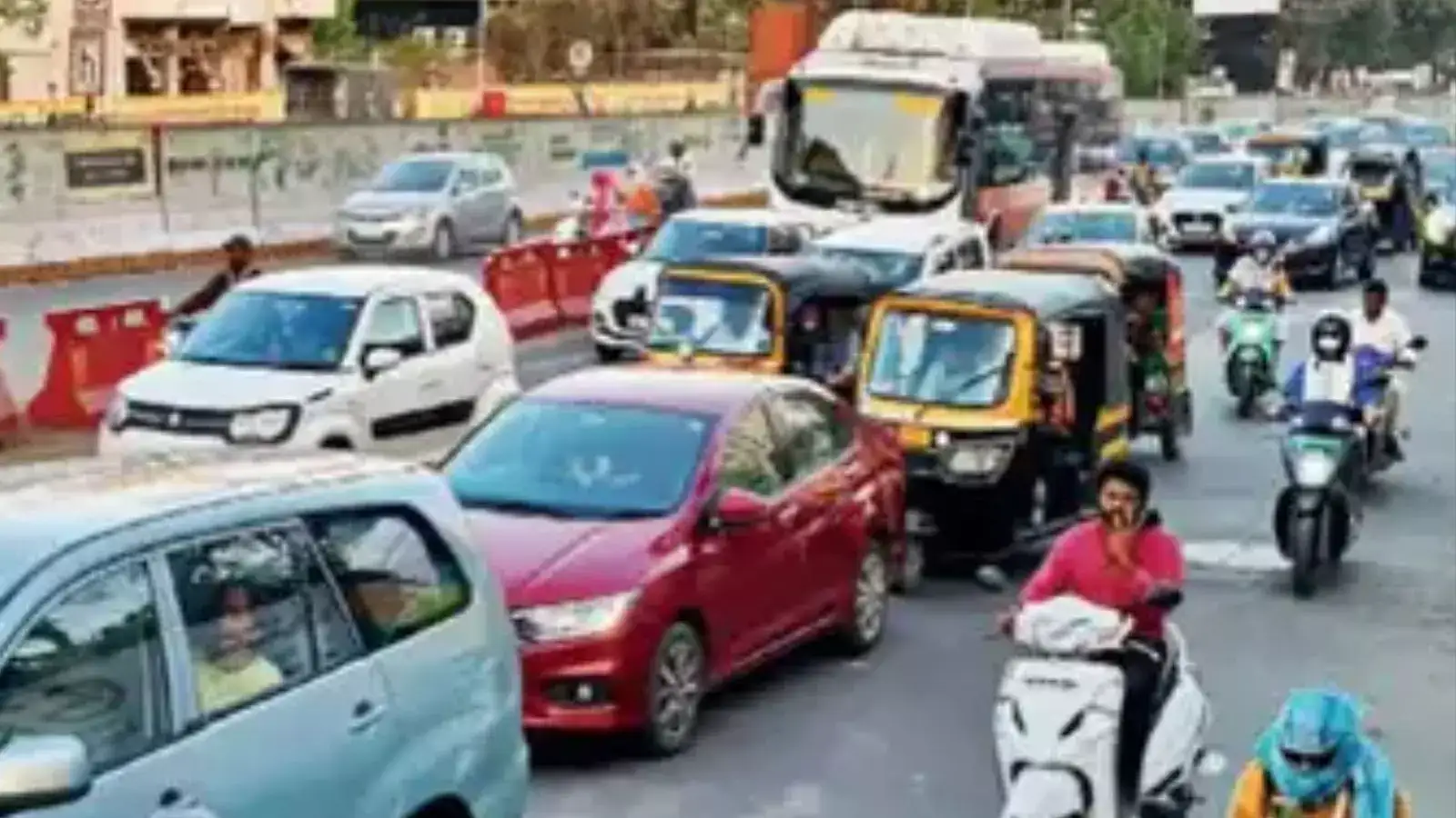 पुणेकरांनो आता जरा जपूनच! बेशिस्त वाहनचालकांवर थेट AI चा वापर करून होणार कारवाई पुणेकरांनो आता जरा जपूनच! बेशिस्त वाहनचालकांवर थेट AI चा वापर करून होणार कारवाई
