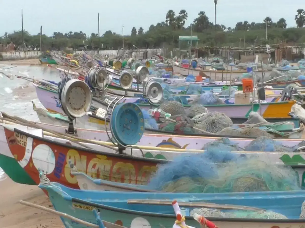 நெல்லை கடல் பகுதியில் ஆக்ரோஷமாக வீசும் காற்று! 8,500 மீனவர்கள் மீன்பிடிக்க செல்லாமல் வீட்டில் முடக்கம்! 