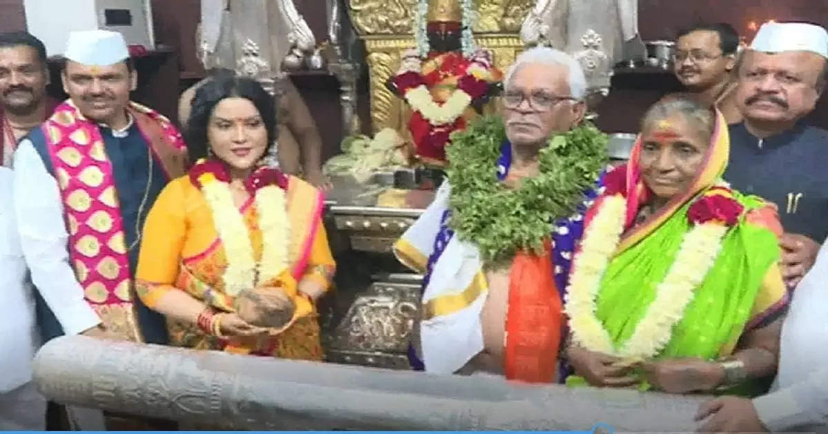 फडणवीसांच्या हस्ते विठुरायाची सपत्नीक शासकीय महापूजा, घुगे दाम्पत्य मानाचे वारकरी