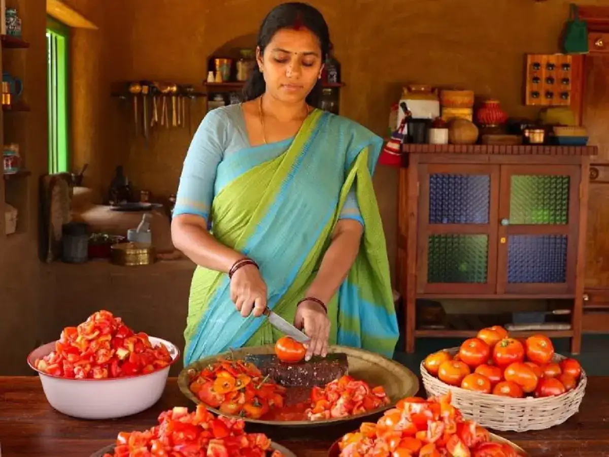 குடும்பத் தலைவிகளுக்கு ஹேப்பி நியூஸ்.. வேகமாக குறையும் தக்காளி விலை! 