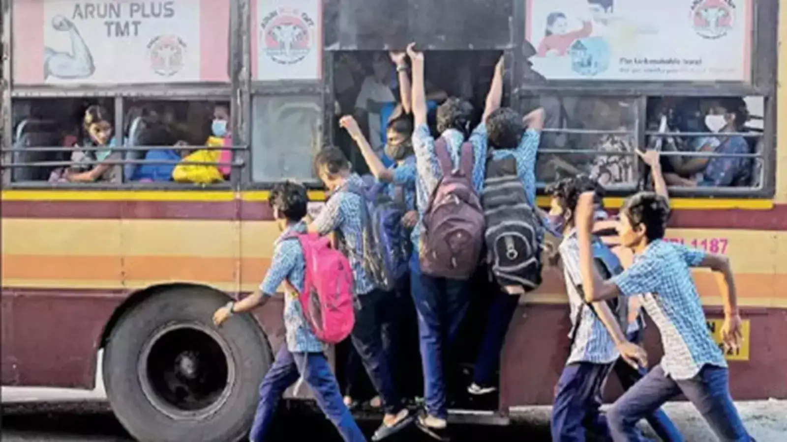 பேருந்துகளில் படிக்கட்டுகளில் தொங்கியபடி மாணவர்கள் பயணம்-திருச்சி பகுதியில் கூடுதல் பேருந்துகள் இயக்கப்படுமா? 