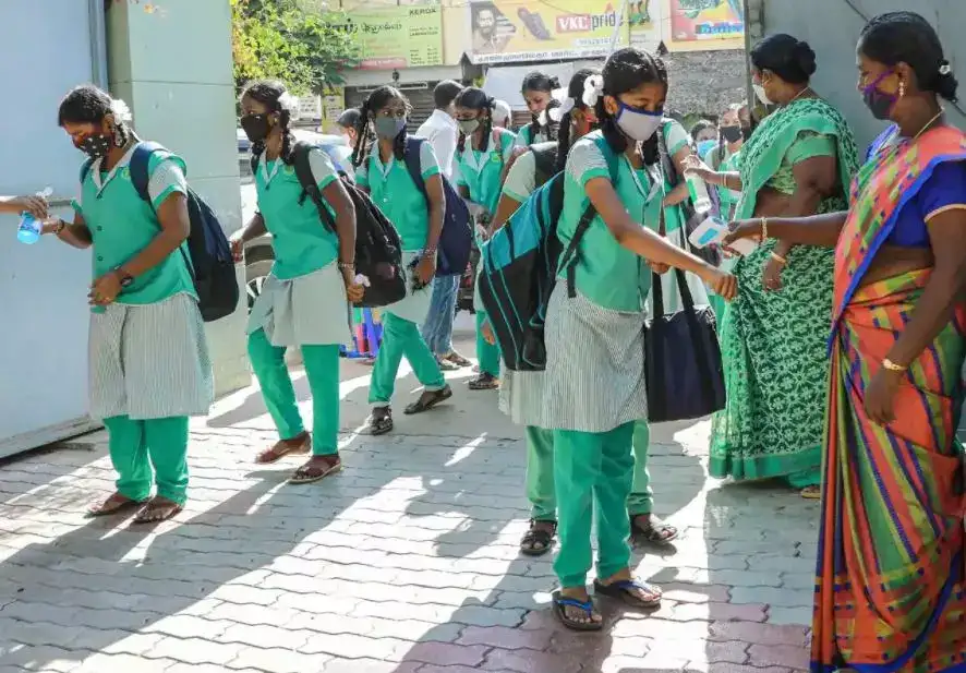 பள்ளிகள் திறப்பு தள்ளிப் போகிறதா? ஜூன் 12ஆம் தேதிக்கு மாற்றமா? முதல்வர் எடுக்கும் முடிவு! 