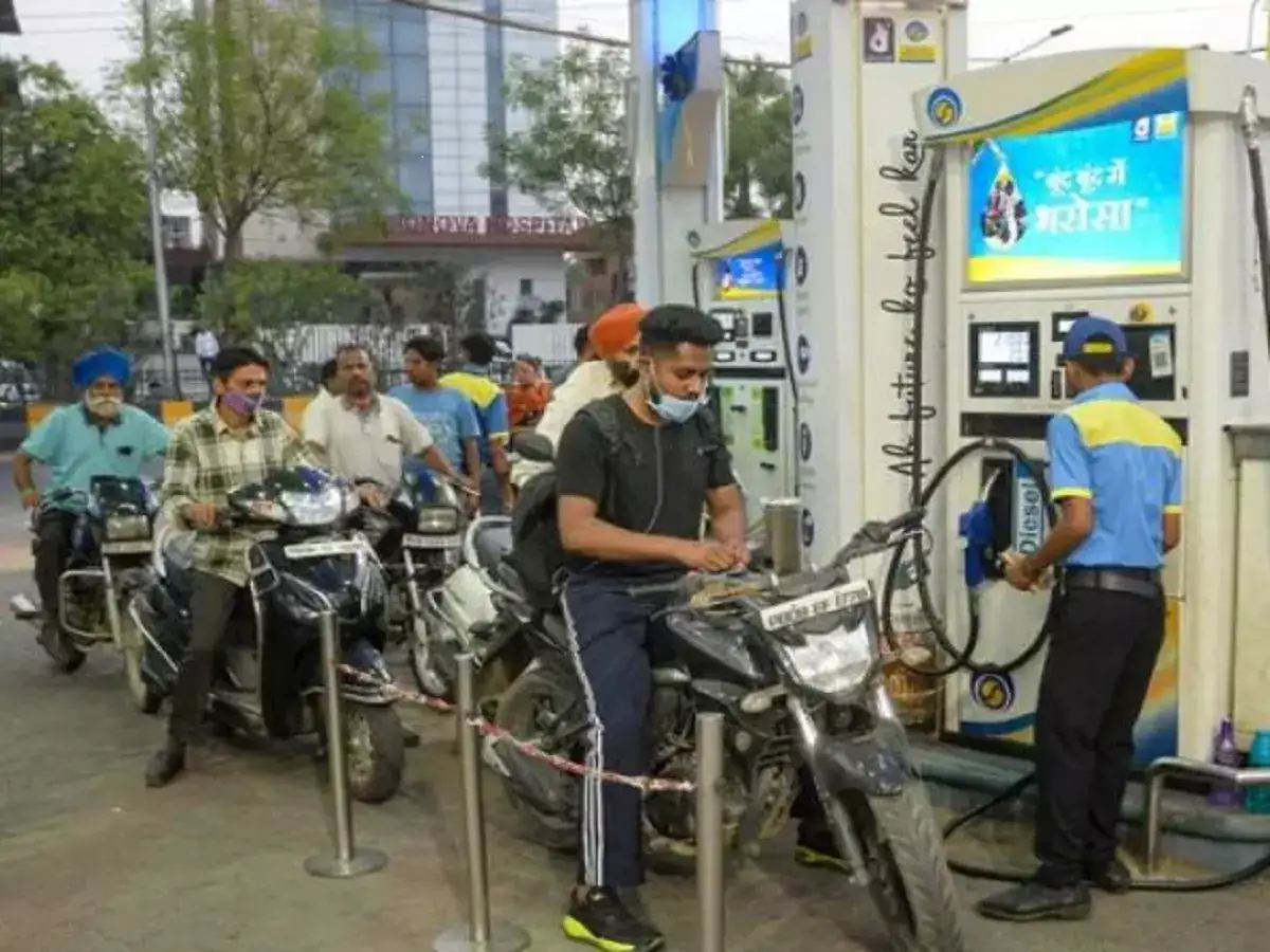 குறையும் பெட்ரோல் - டீசல் விலை.. இன்றைய நிலவரம்! 