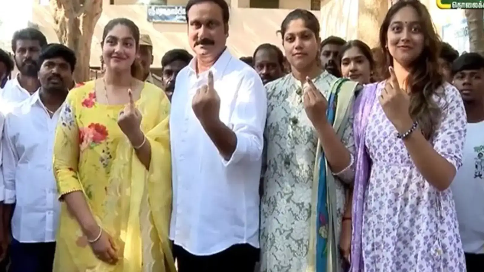 மூன்றாவது முறையாக மோடி பிரதமராக தொடர்வார்! விழுப்புரத்தில் மகள்களுடன் ஓட்டுப்போட்ட அன்புமணி ராமதாஸ் பேட்டி! 