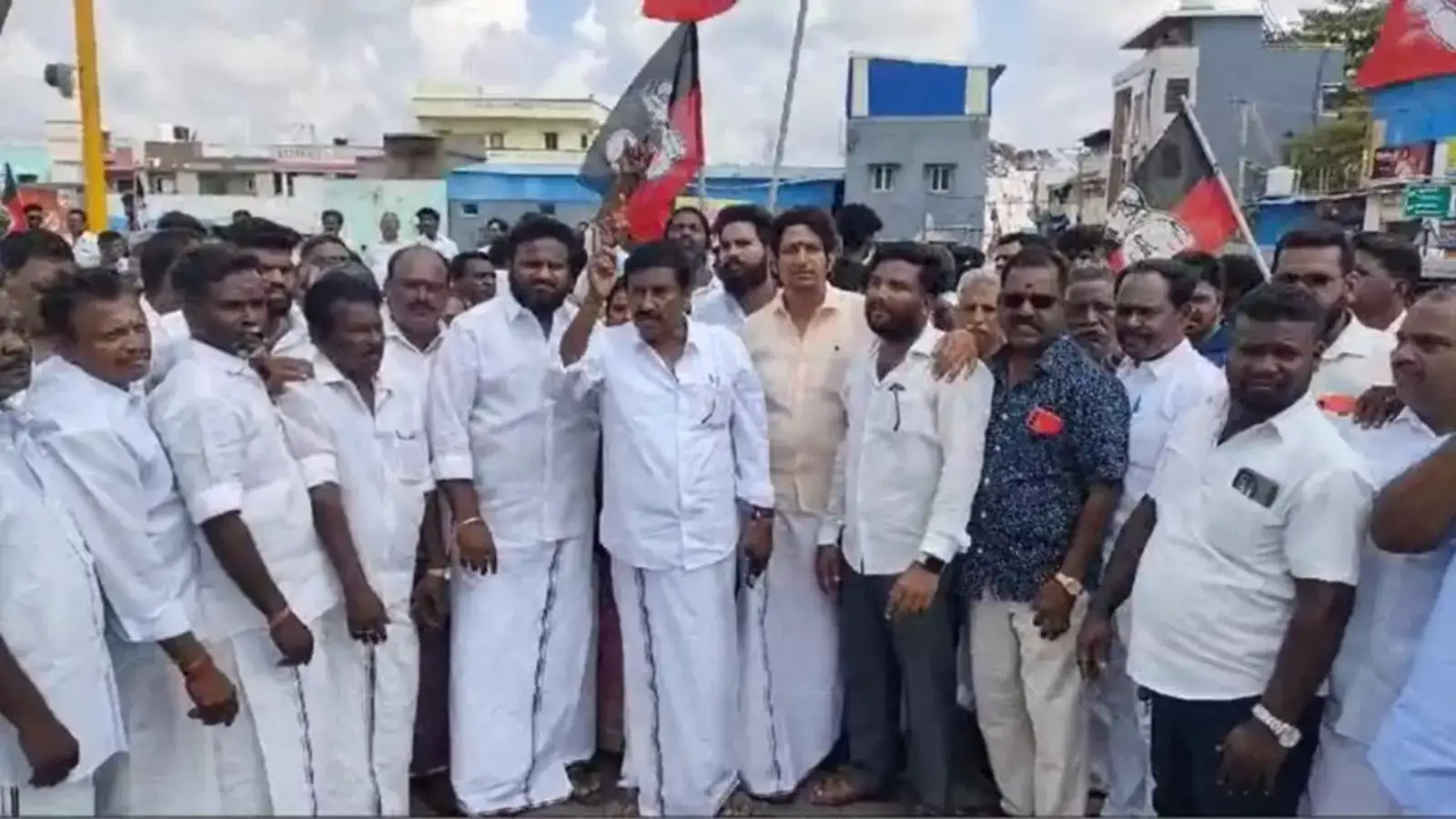 வில்லியனூரில் பரபரப்பு! எம்ஜிஆர் சிலை திறப்பதில் இபிஎஸ், ஓபிஎஸ் அணியினர் இடையே போராட்டம்! 