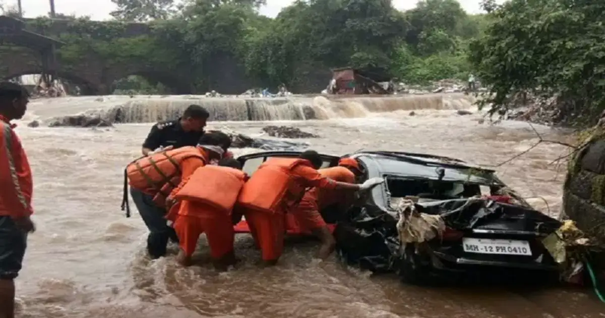Pune News: पुणे जिल्ह्यातील ८४ गावांना पुराचा धोका; तुमचं गाव आहे का? वाचा एका क्लिकवर… Pune News: पुणे जिल्ह्यातील ८४ गावांना पुराचा धोका; तुमचं गाव आहे का? वाचा एका क्लिकवर…
