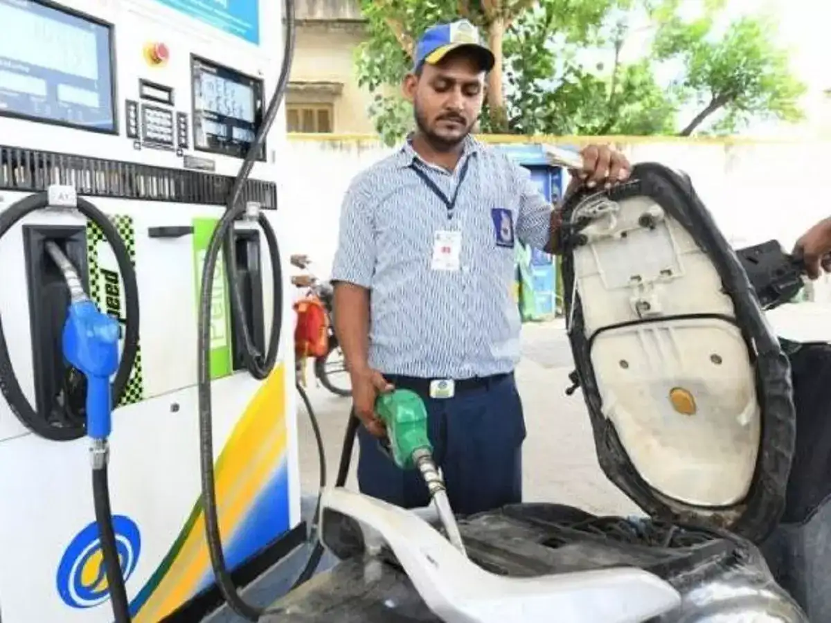 வாகன ஓட்டிகளுக்கு ஹேப்பி நியூஸ்.. தொடர்ந்து குறையும் பெட்ரோல் விலை! 