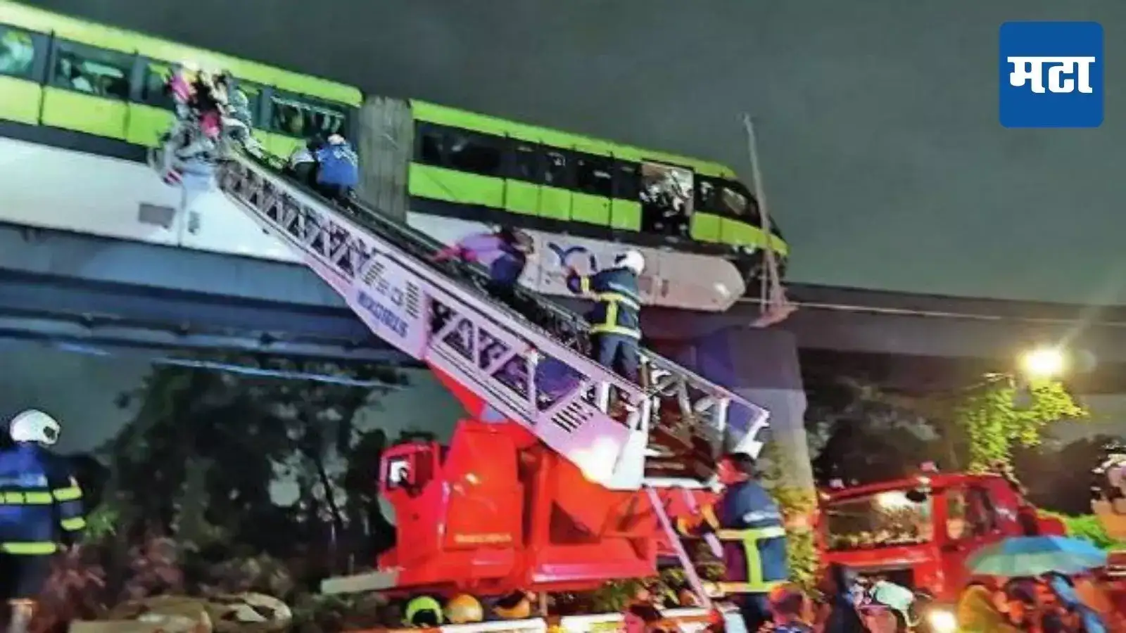 ‘मोनो ‘मध्ये ५८२ प्रवासी कोंडले! गर्दीमुळे अतिभार, वीजयंत्रणा बंद पडली, ३०० प्रवाशांचा क्रेनने बचाव, २२० जणांना स्थानकात उतरवले ‘मोनो ‘मध्ये ५८२ प्रवासी कोंडले! गर्दीमुळे अतिभार, वीजयंत्रणा बंद पडली, ३०० प्रवाशांचा क्रेनने बचाव, २२० जणांना स्थानकात उतरवले