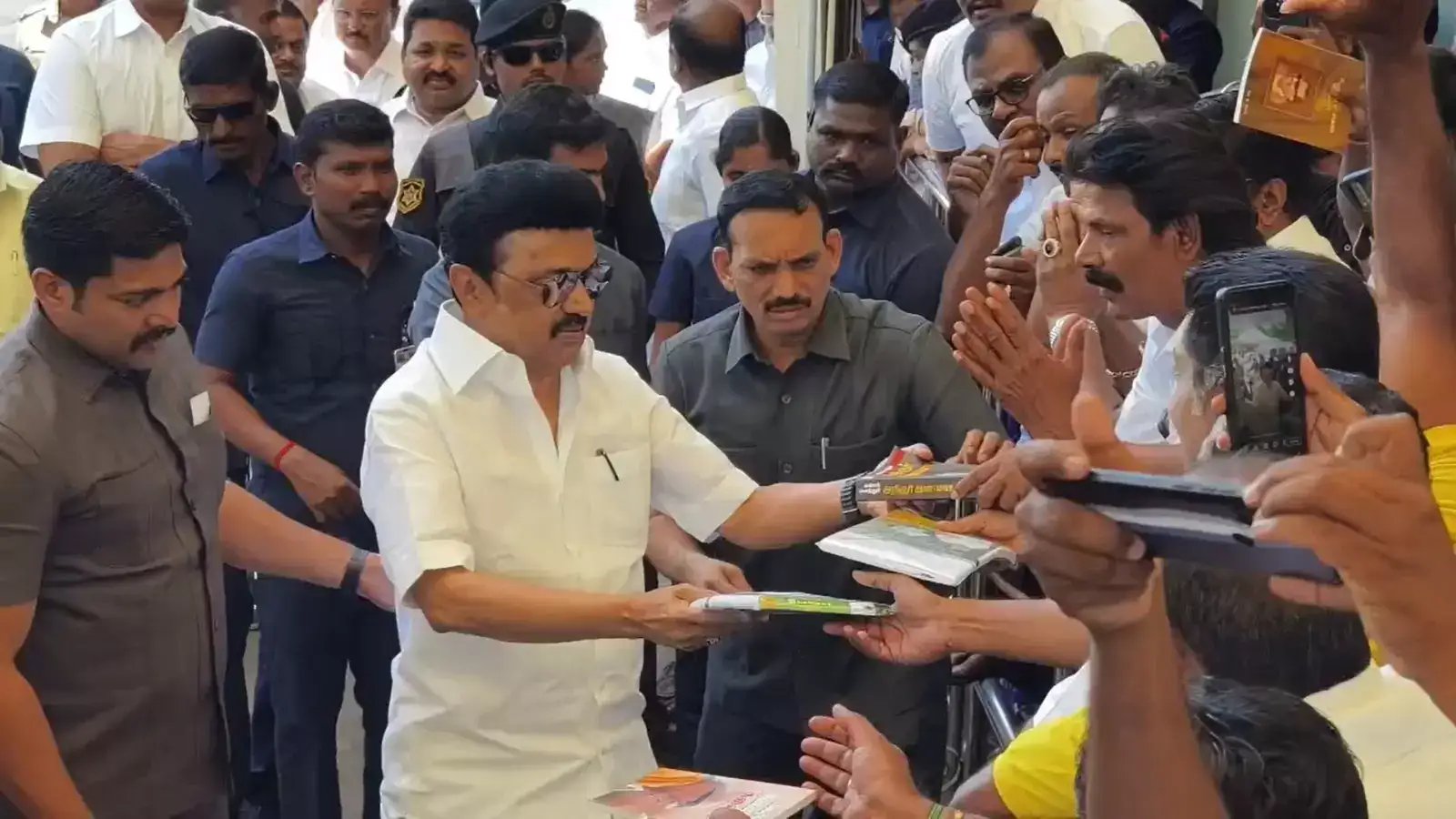 திமுக முப்பெரும் விழா: கோவை வந்தடைந்த தமிழக முதலமைச்சர் மு.க. ஸ்டாலின்! விமான நிலையத்தில் உற்சாக வரவேற்பு! 