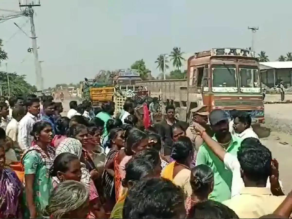 மறியலால் ஸ்தம்பித்த சேலம் தாரமங்கலம்... காலி குடங்களுடன் களமிறங்கிய பெண்கள்! 