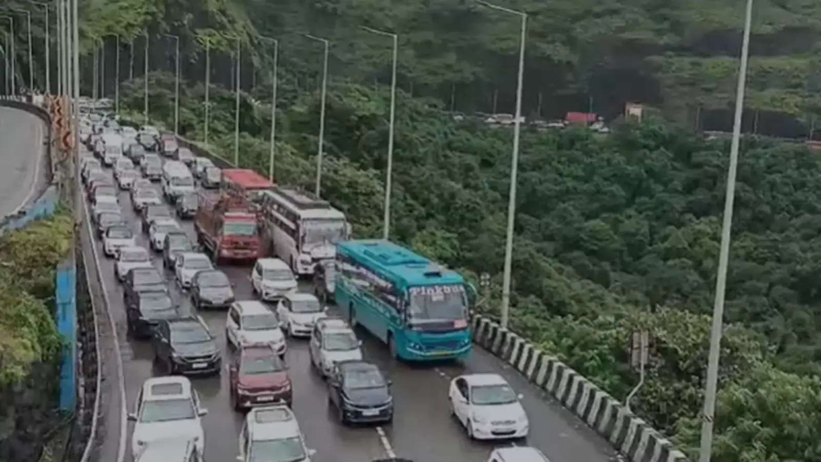 सलग सुट्ट्यांमुळे लोणावळ्यात पर्यटकांची प्रचंड गर्दी, एक्सप्रेस वेवर मोठी वाहतूक कोंडी, वाहनांच्या 10 KM पर्यंत रांगा सलग सुट्ट्यांमुळे लोणावळ्यात पर्यटकांची प्रचंड गर्दी, एक्सप्रेस वेवर मोठी वाहतूक कोंडी, वाहनांच्या 10 KM पर्यंत रांगा