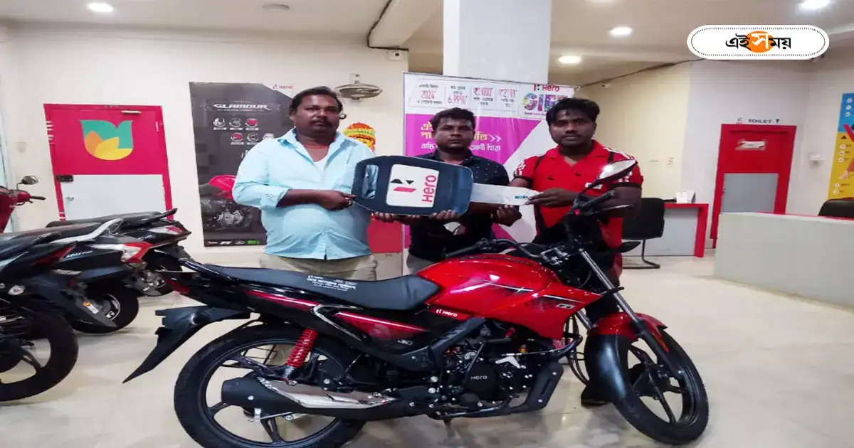 Bike Price : বাইক কেনার শখ! ১০ টাকার কয়েনের বস্তা নিয়ে হাজির ক্রেতা, তারপর… – bike price given by 10 rupees coins at a showroom in birbhum