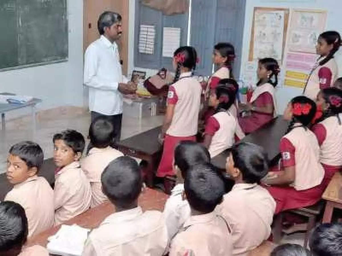 TN School Teachers,அரசு பள்ளி ஆசிரியர்கள் அதிருப்தி... தினமும் இப்படியா?  எமிஸ் தளமும், தீராத தலைவலியும்! - government school teachers worried about  daily emis works in tamil nadu ...