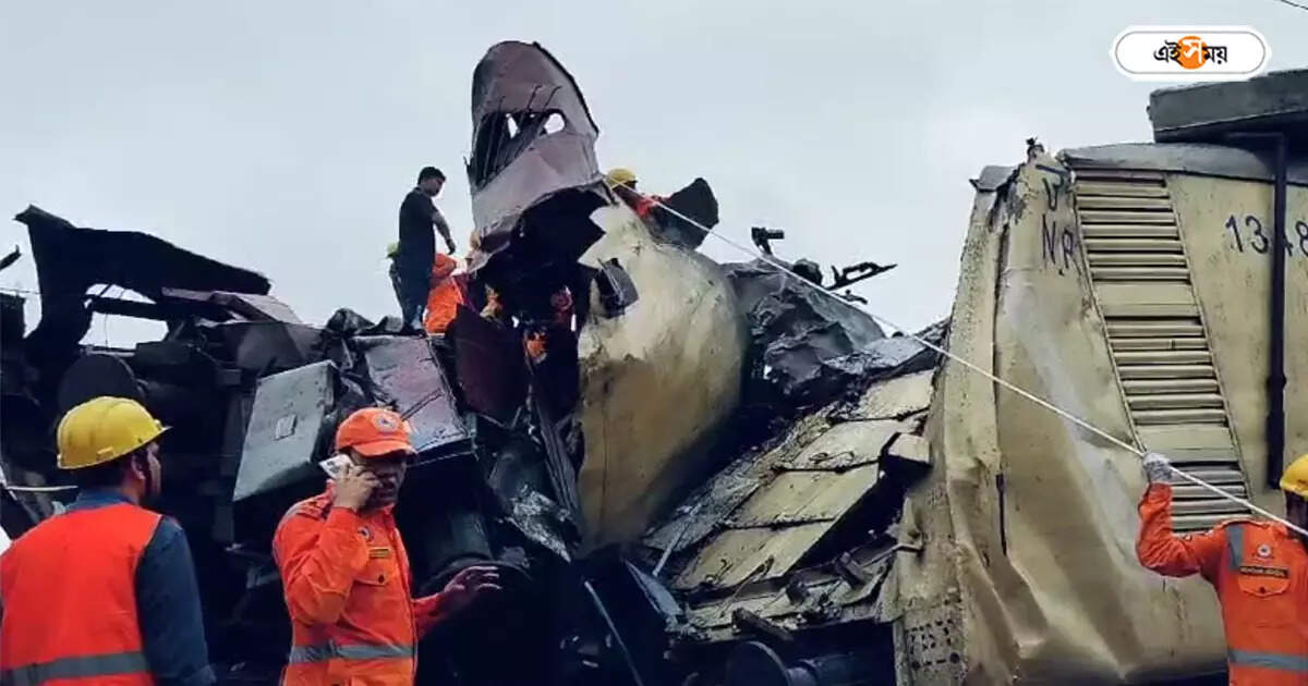 Kanchanjungha Express Accident : দাঁড়িয়ে থাকা কাঞ্চনজঙ্ঘা এক্সপ্রেসে ধাক্কা মালগাড়ির, কী ভাবে ঘটল দুর্ঘটনা? মুখ খুলল রেল – indian railway said kanchanjungha express accident happened for breaking the red signal by goods train