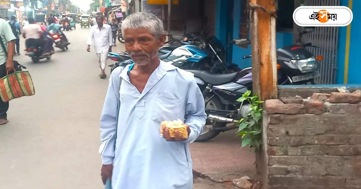 Howrah News,টার্গেট ৯০ টাকা আয়, নাতিদের পড়াশোনা‌ চালাতে বাদাম বিক্রি হাঁদুরাম দাদুর – old man handuram das selling nuts for his grandson education at howrah uluberia
