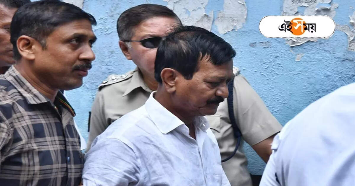Kalighater Kaku Latest News: অবশেষে ভাঙলেন ‘হাঙ্গার স্ট্রাইক’! কালীঘাটের কাকু-র বিরুদ্ধে একাধিক চাঞ্চল্যকর অভিযোগ – kalighater kaku sujay krisha bhadra starts to having food and huge updates comes on recruitment scam
