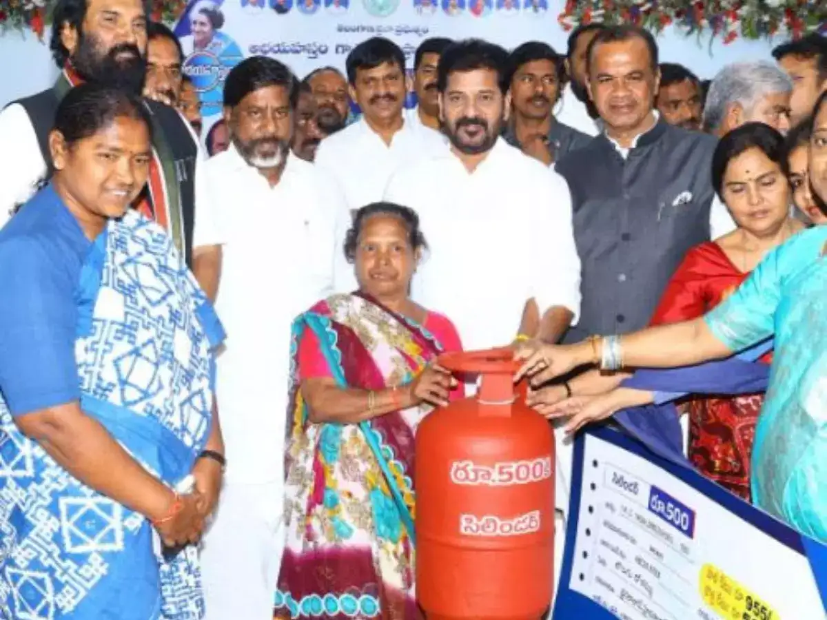 ரூ.500 சிலிண்டர்.. இலவச மின்சாரம்.. சொன்னதை செய்த ரேவந்த் ரெட்டி.. திக்குமுக்காடும் தெலங்கானா மக்கள்! 