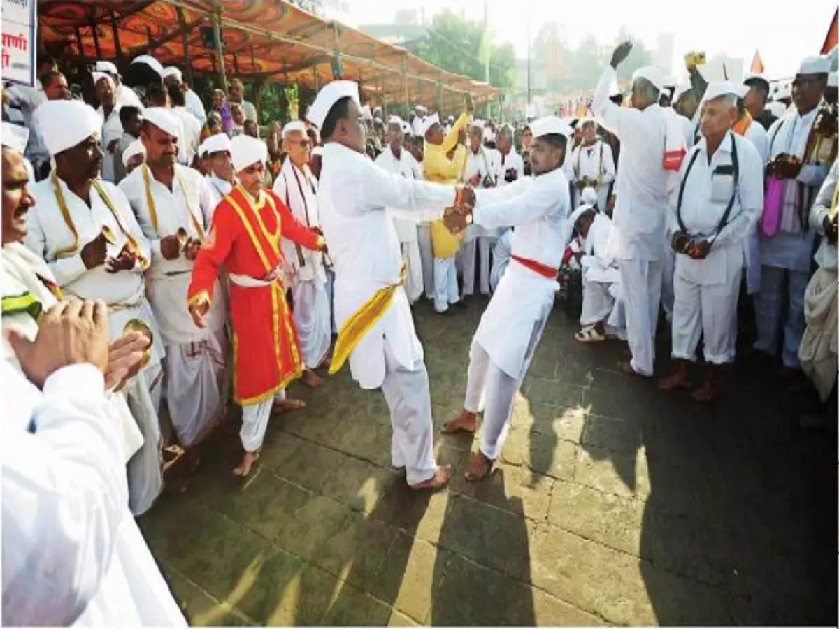 आळंदीला जाऊ, ज्ञानदेवा पाहू; कार्तिकी एकादशीनिमित्त आळंदीत भाविकांचा मेळा, कीर्तन-भजनाचा गजर