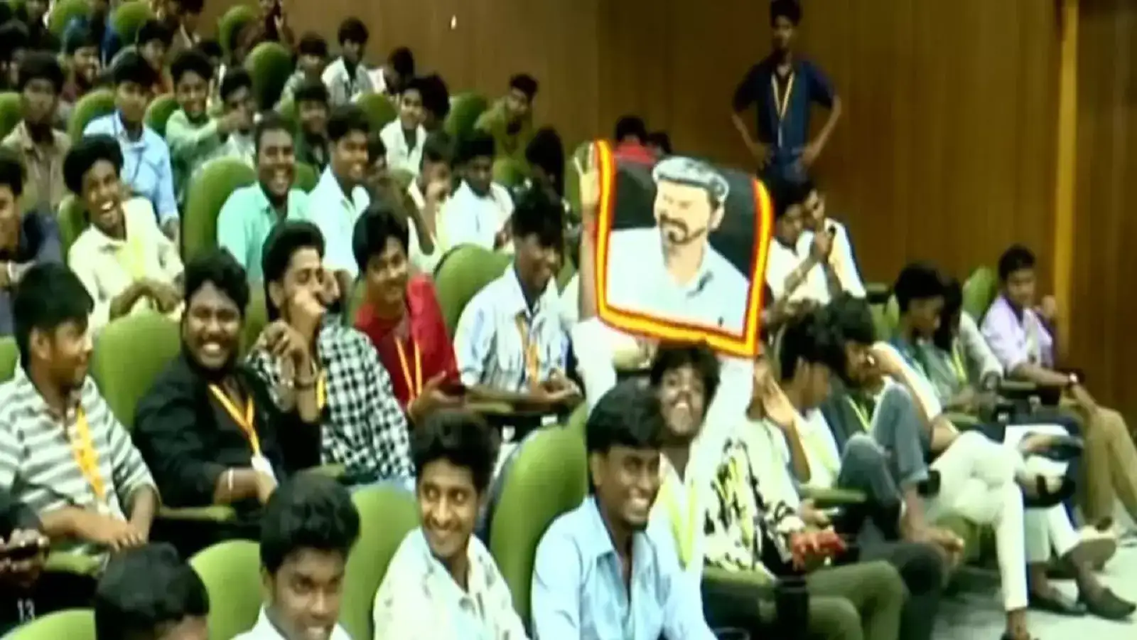 கலைஞர் நூற்றாண்டு விழாவில் விஜய்யின் புகைப்படத்தை காண்பித்த மாணவர்! பெரும் பரபரப்பு... 