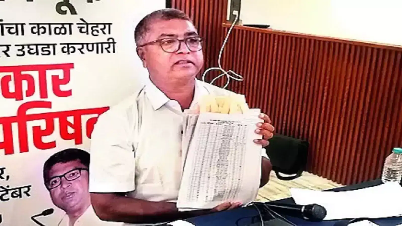 मतदार याद्यांत घोळ; मालेगावात माजी उपमहापौर सोनवणेंकडून पुरावे सादर मतदार याद्यांत घोळ; मालेगावात माजी उपमहापौर सोनवणेंकडून पुरावे सादर