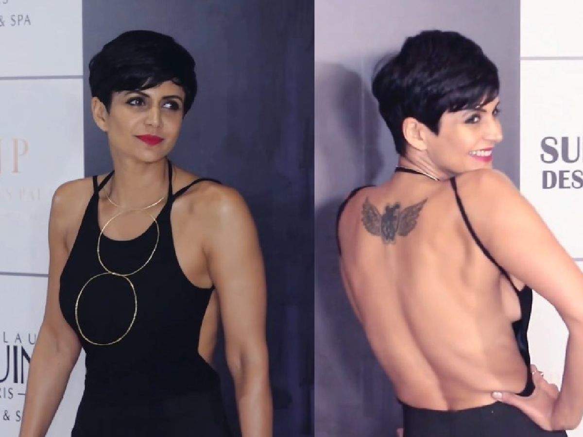 Mandira Bedi Back Tattoo Photo; Actress Spotted At Mumbai Airport | मुंबई  एयरपोर्ट पर कैजुअल लुक में नजर आईं मंदिरा बेदी: हाथ हिलाकर कैमरे की तरफ दिए  पोज, पीठ पर बना टैटू