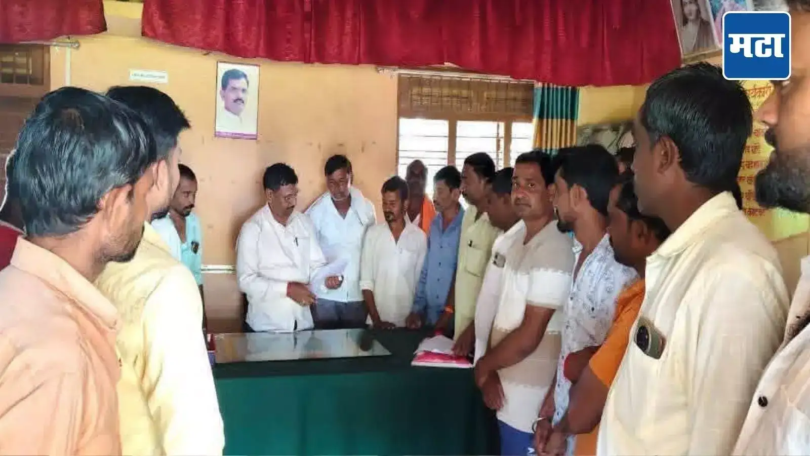 आरक्षणाच्या लढाईत विचित्र प्रकार: मराठा आणि ओबीसी पालकांनी परस्परांच्या शाळांमधून मुलांना बाहेर काढलं! आरक्षणाच्या लढाईत विचित्र प्रकार: मराठा आणि ओबीसी पालकांनी परस्परांच्या शाळांमधून मुलांना बाहेर काढलं!