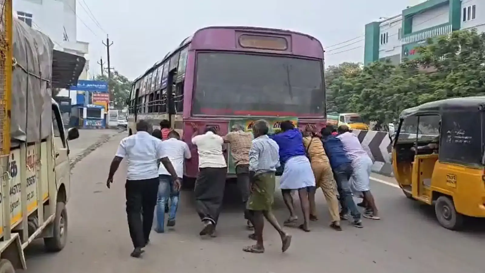 மதுரை: பழுதடைந்த அரசுப் பேருந்தால் போக்குவரத்து நெரிசல் - பயணிகள், பொதுமக்கள் அவதி! 