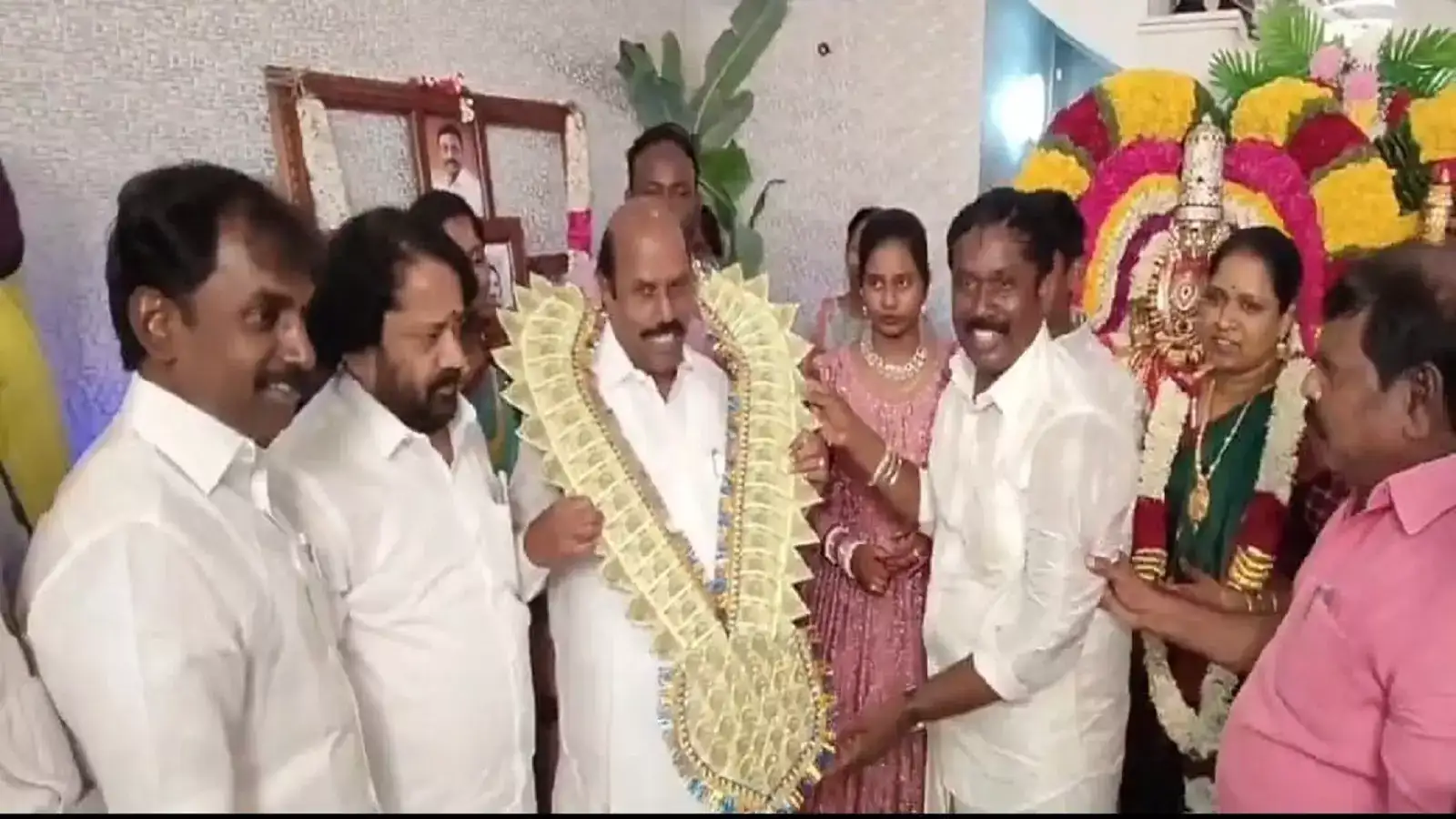 அமைச்சர் எ.வ.வேலுக்கு தடபுடல் மரியாதை: தவெக மாவட்டச் செயலாளர் மன்னிப்பு! 