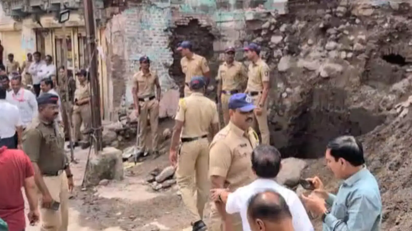 Pune News: पुण्यातील मंचरमध्ये मशिदीचा भाग कोसळला; भुयारासारखी रचना आढळून आल्याने परिसरात मोठी खळबळ, 200 पोलीस तैनात Pune News: पुण्यातील मंचरमध्ये मशिदीचा भाग कोसळला; भुयारासारखी रचना आढळून आल्याने परिसरात मोठी खळबळ, 200 पोलीस तैनात
