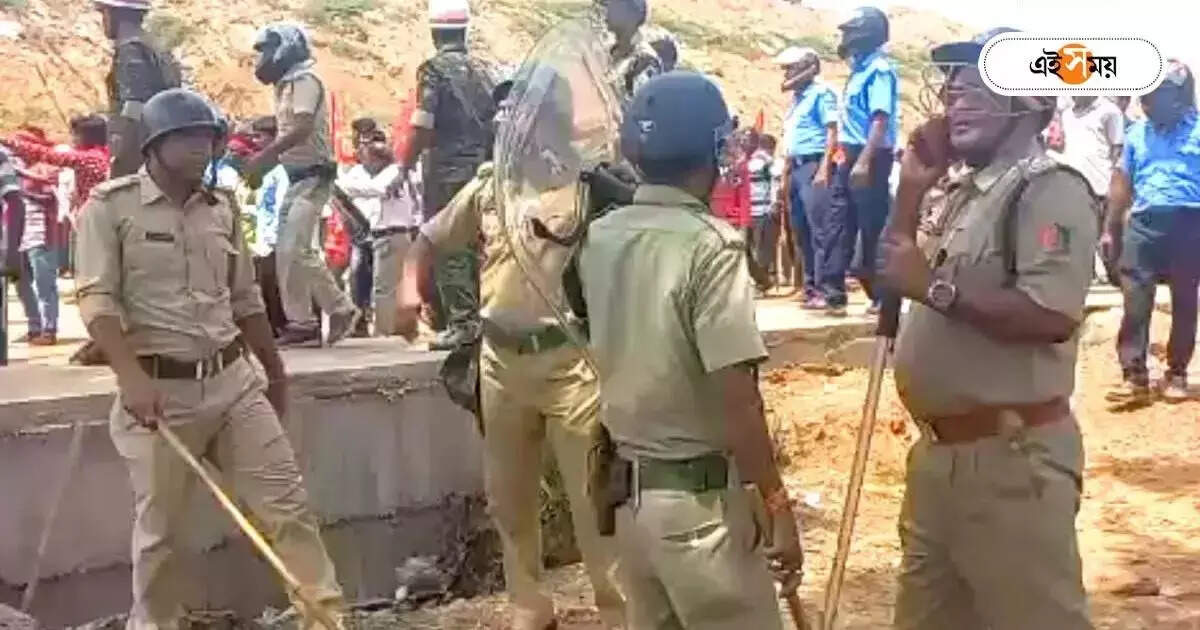 West Bengal Police : থানার সামনে থেকে অবরোধ তুলতে গিয়ে আক্রান্ত পুলিশ – police attacked while lifting the blockade from front of bhupatinagar police station