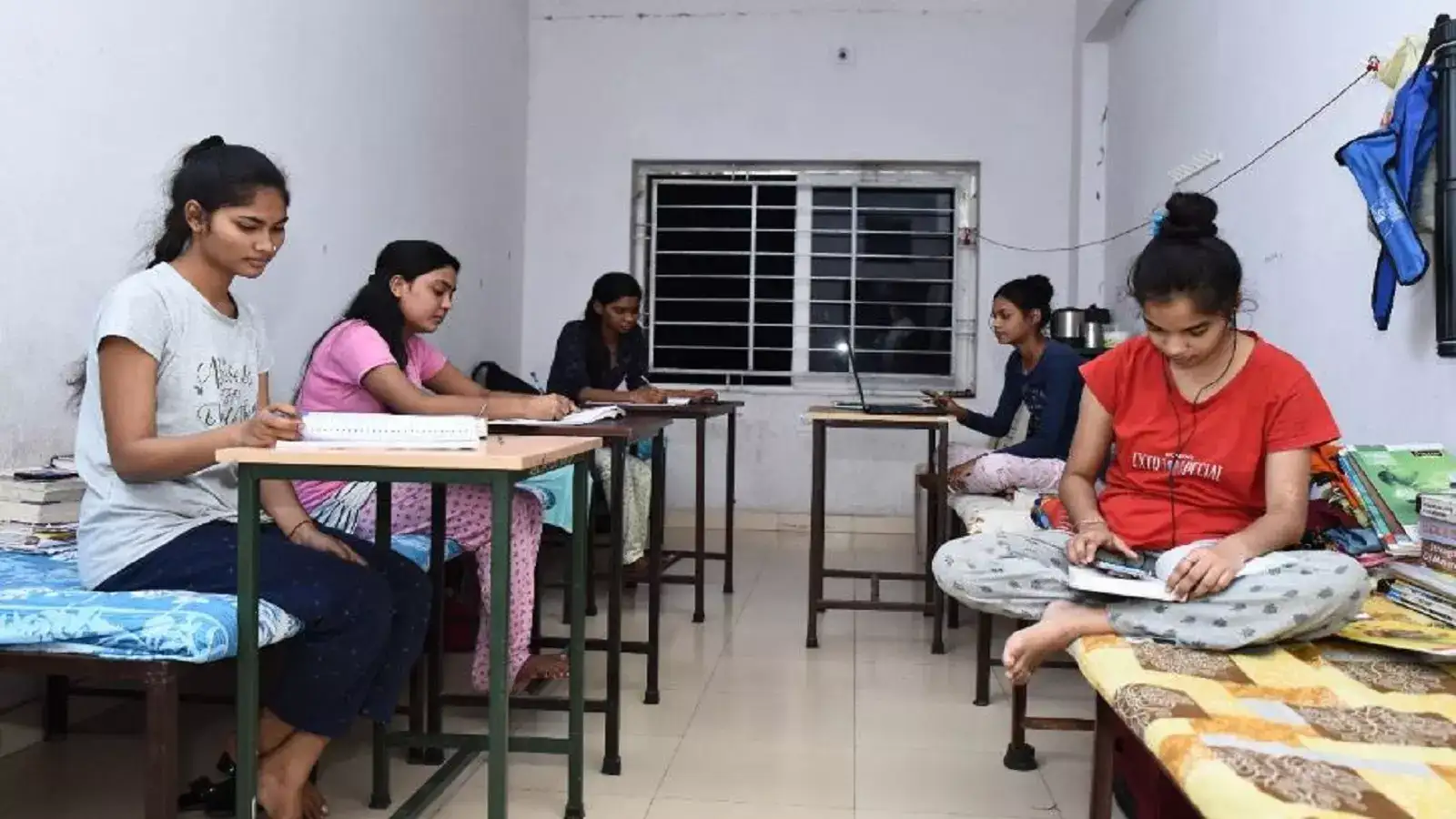 ஹாஸ்டல் மாணவர்களுக்கு ஹேப்பி நியூஸ்.. விடுதி கட்டணம் குறைப்பு! 