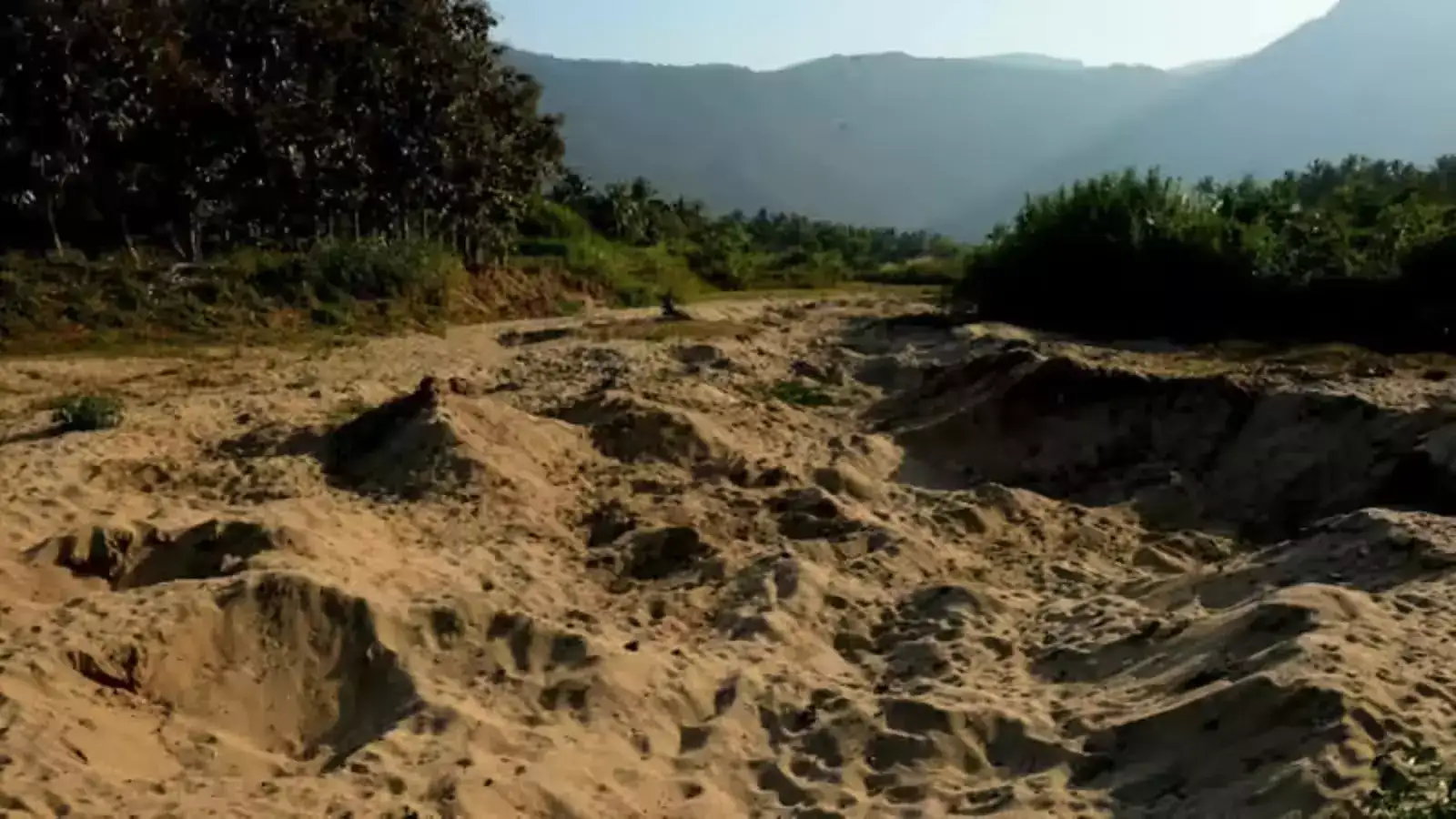 கோயம்புத்தூர் சட்டவிரோத மணல் குவாரி விவகாரம்: 40 வருவாய்த்துறை அதிகாரிகளுக்கு நோட்டீஸ்! 