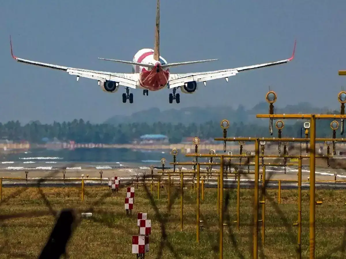 இன்று 5 மணி நேரம் விமான சேவை ரத்து... ரன்வேயில் இறங்கும் ஸ்ரீ பத்மநாபசுவாமி... பக்தி பரவசத்தில் திருவனந்தபுரம்! 