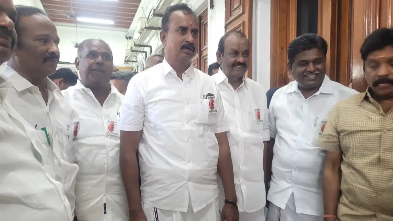 கிட்னிகள் ஜாக்கிரதை… அதிமுக எம்.எல்.ஏக்கள் அணிந்து வந்த பேட்ஜ்- தமிழக சட்டமன்றத்தில் சலசலப்பு! 