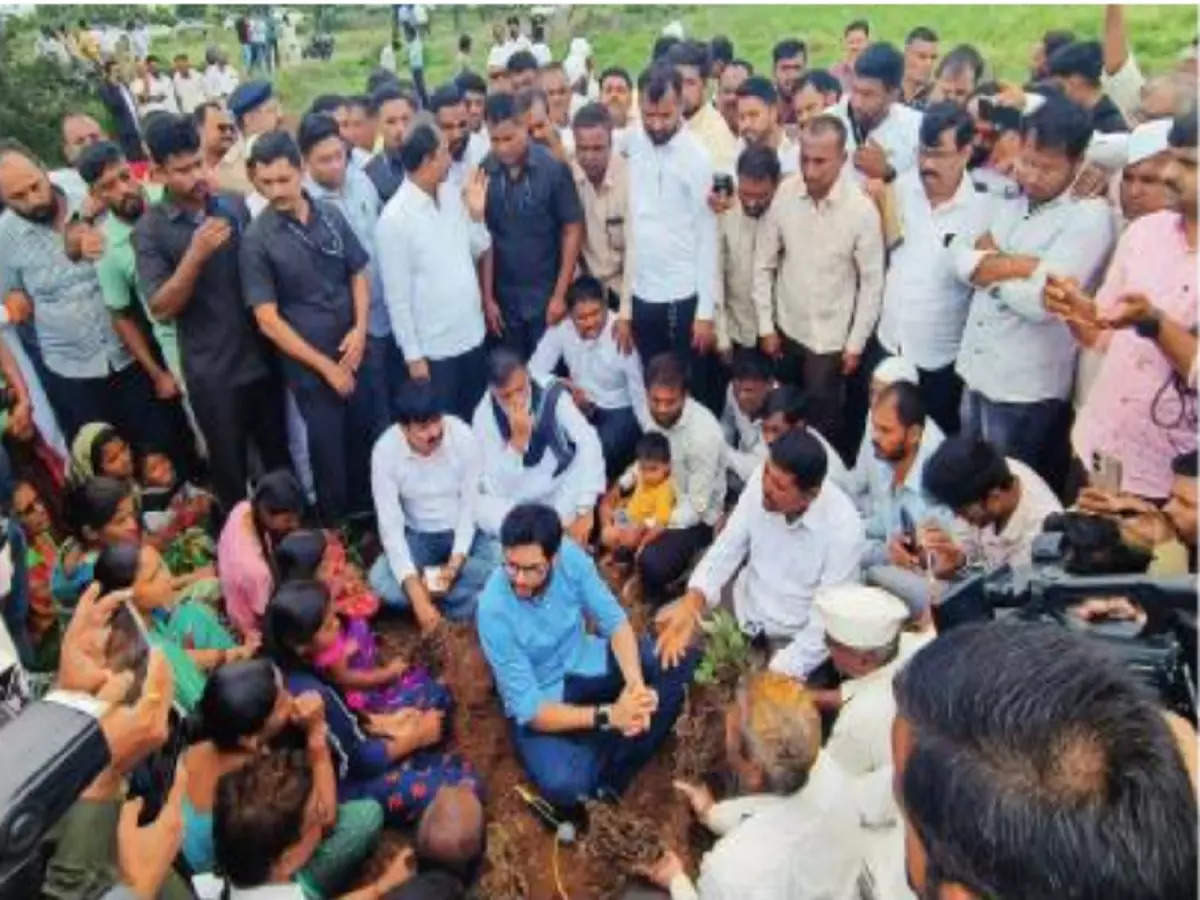 बघा साहेब, हा आहे सिन्नरचा दुष्काळ..! शेतकऱ्यांनी आदित्य ठाकरेंसमोर मांडल्या व्यथा