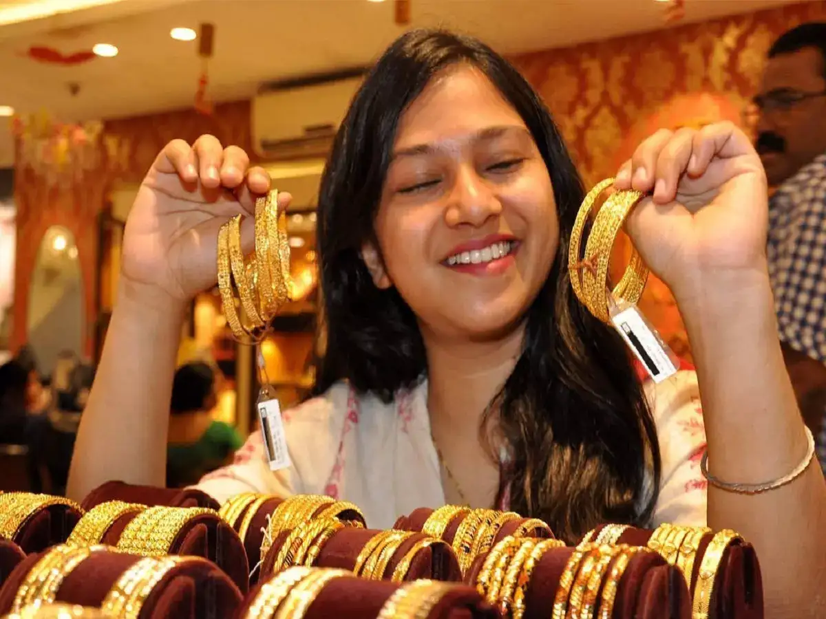 இறக்கம் காட்டிய தங்கம் விலை.. பவுனுக்கு 100 ரூபாயாக குறைவு.. வெள்ளி விலை ஏற்றம்! 