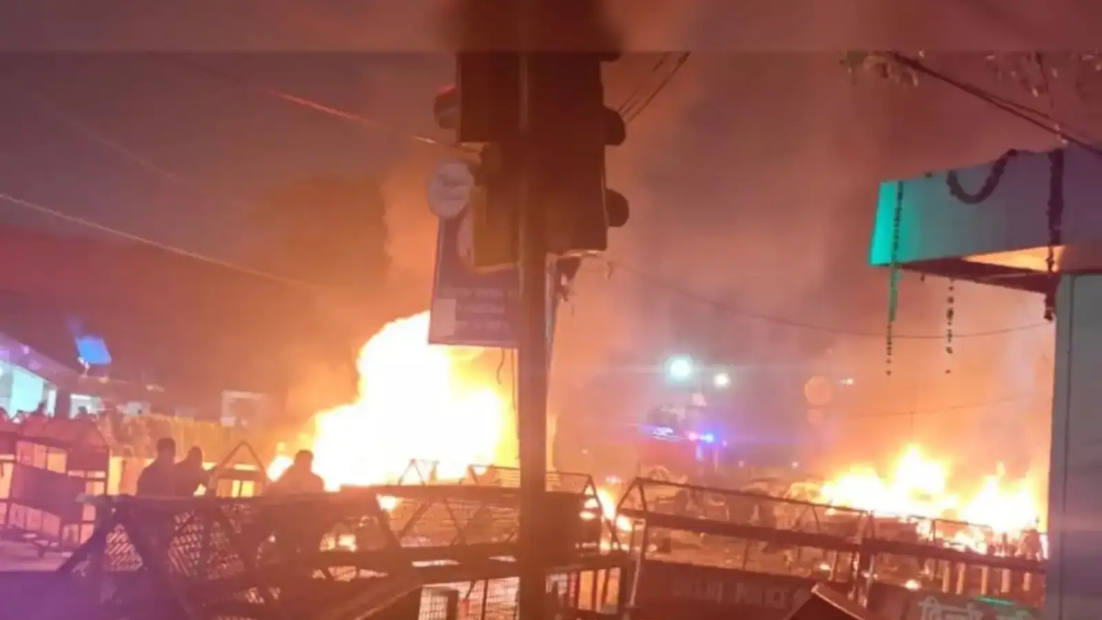 Breaking: டெல்லி செங்கோட்டையில் கார் வெடித்து பயங்கர தீ விபத்து! பயங்கரவாதிகள் சதியா? 