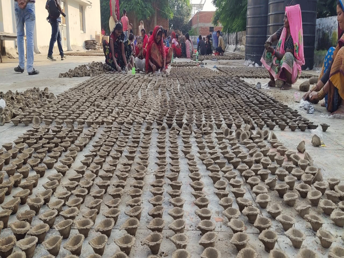 Ayodhya Diwali 2022 : गाय के गोबर से बने 50 हजार दीये अयोध्या दीपोत्सव में  लगाएंगे चार चांद - diyas made of cow dung will be planted in the deepotsav,  50 thousand