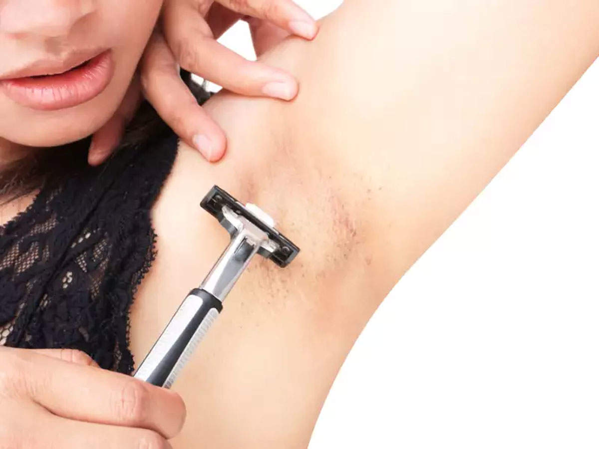 Hair Removal,अंडरआर्म्स के बाल हटाने के लिए रेजर यूज करने से पहले ये बातें  जान लें - before using razor for underarms hair removal keep these things  in mind - Navbharat Times