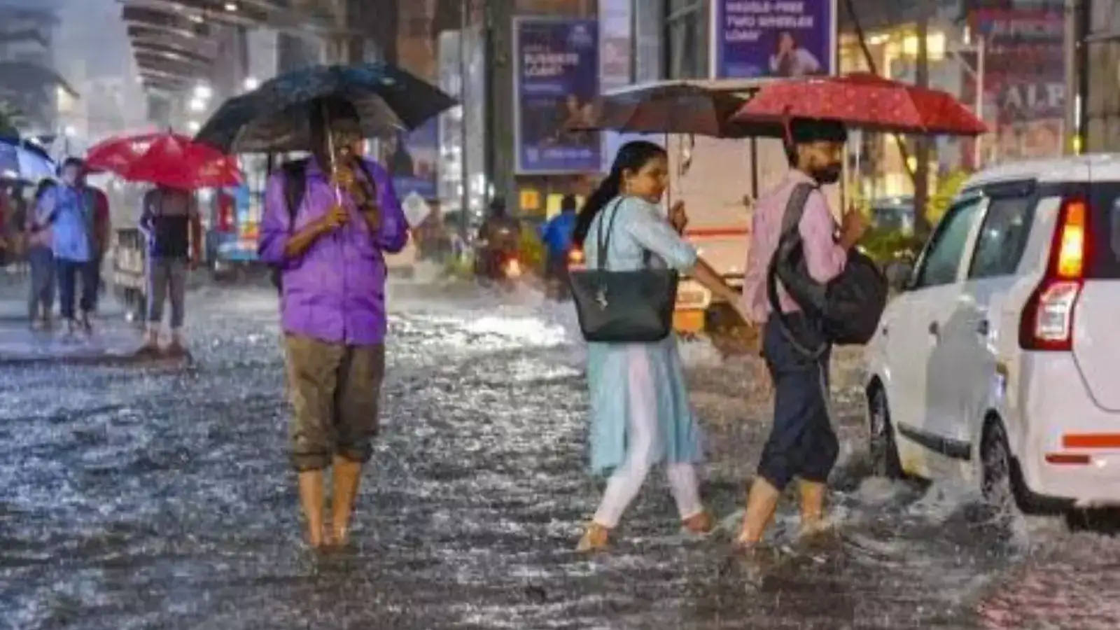 இராமநாதபுரத்தில் கொட்டித் தீர்க்கும் கனமழை; தனித்தீவாக மாறிய குடியிருப்புகள் 