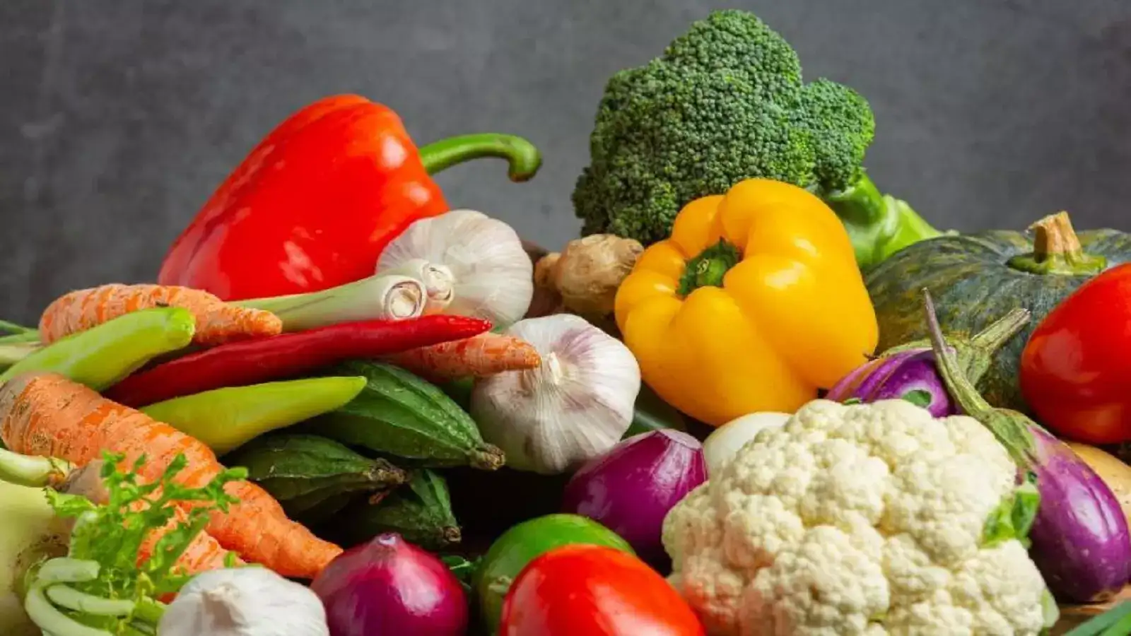 தக்காளி, வெங்காயம், கேரட்.. இன்றைய காய்கறி விலைப் பட்டியல்! 