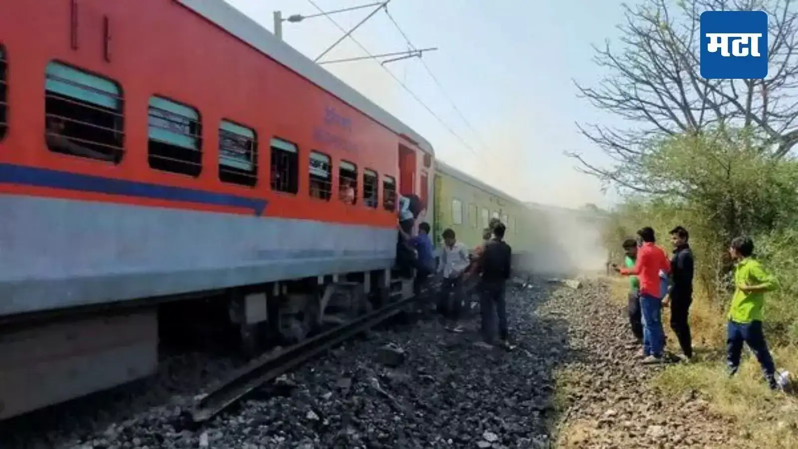 गर्दीने भरलेल्या ट्रेनमधून पडले नाहीत; तिघांनी रेल्वेसमोर उडी मारली, लोकोपायलटचा धक्कादायक उलगडा गर्दीने भरलेल्या ट्रेनमधून पडले नाहीत; तिघांनी रेल्वेसमोर उडी मारली, लोकोपायलटचा धक्कादायक उलगडा
