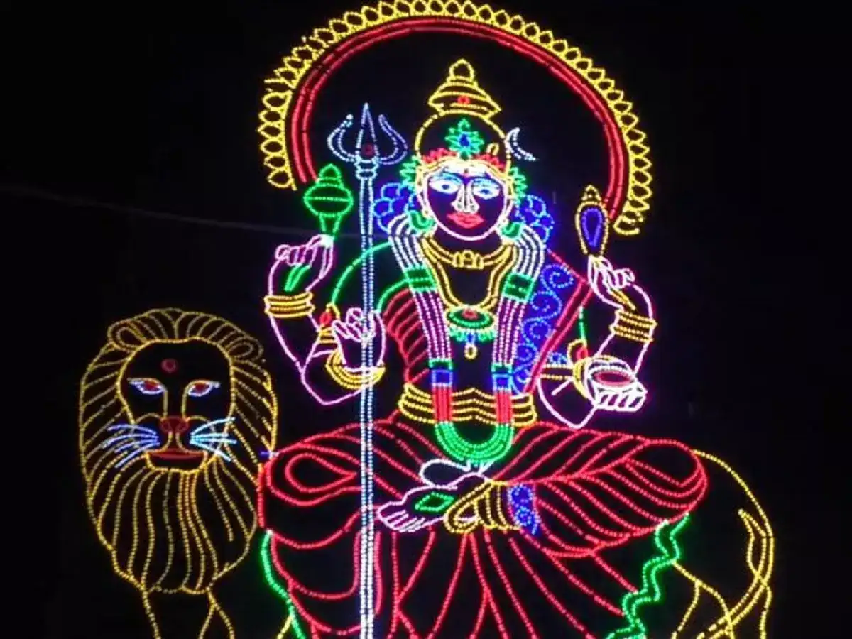 கரூர் ஆதி மாரியம்மன் கோவிலில் கம்பம் ஆற்றுக்கு அனுப்பும் நிகழ்வு 