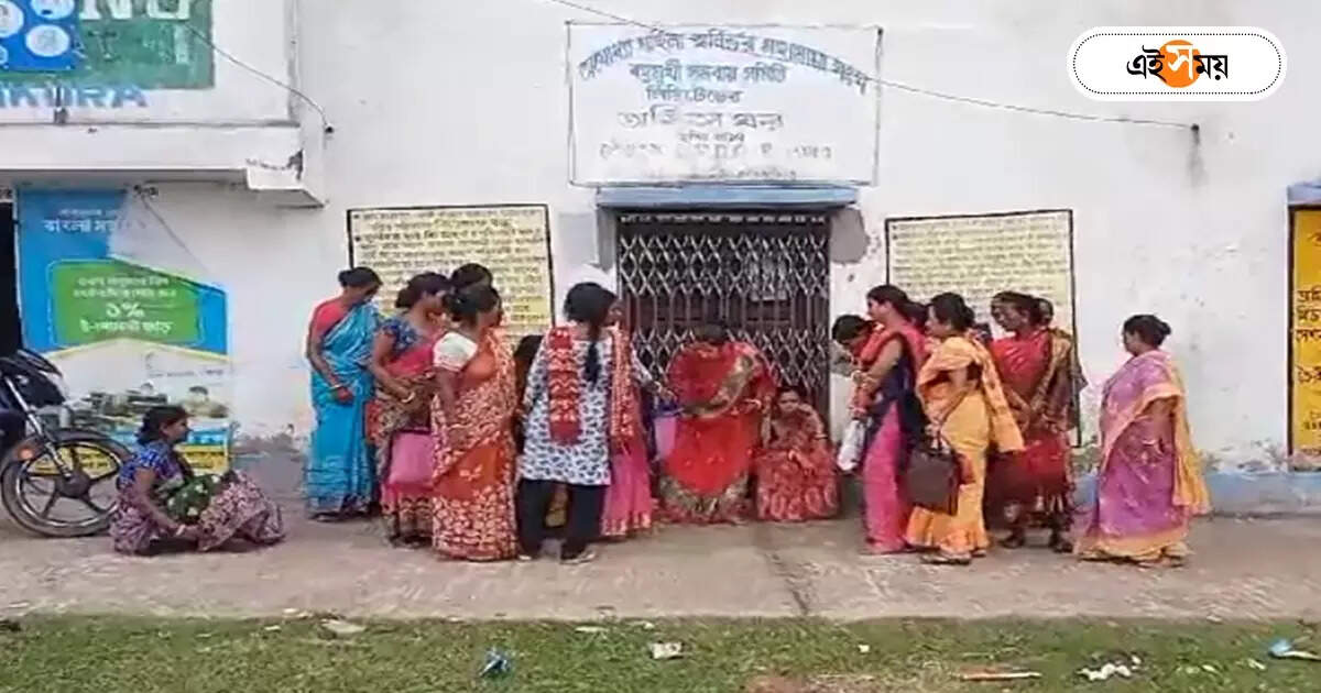 Bankura News : পরিচালন বোর্ড পরিবর্তনের দাবি, স্বনির্ভর গোষ্ঠীর অফিসে ঘরে তালা মেরে বিক্ষোভ মহিলাদের – women protesting lock down the offices of self help groups in bishnupur demanding change of the old management board